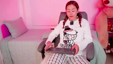 independent model online show from December 4, 8:27 am