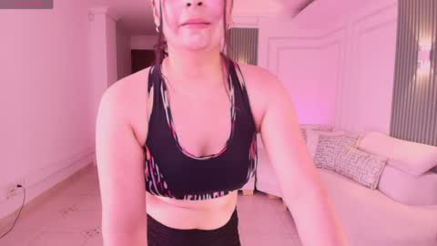 Ana online show from April 4, 7:13 pm