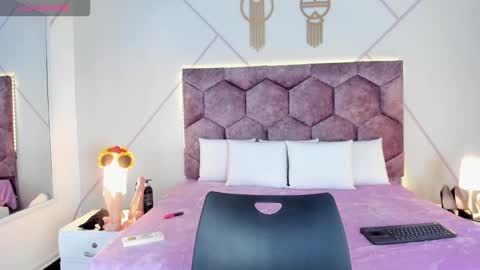 _aurora_collins_ online show from October 22, 1:05 pm