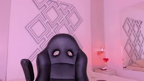 Snapshot of _curly_girl_ chatting on February 6, 7:51 pm online show from February 6, 7:51 pm