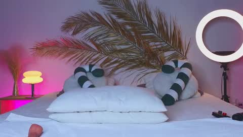 Holly online show from December 19, 6:34 am