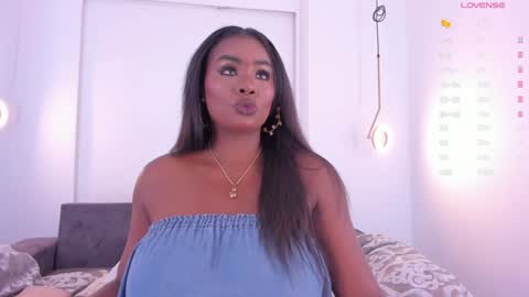 Snapshot of _huge_boobs_ebony chatting on January 9, 7:29 pm Darlis online show from January 9, 7:29 pm