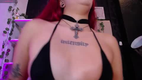 Snapshot of _johana18 chatting on February 14, 2:33 pm Mia online show from February 14, 2:33 pm