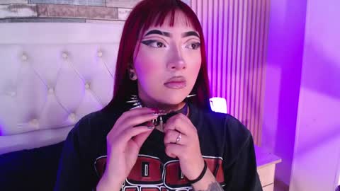 Snapshot of _johana18 chatting on December 7, 2:24 pm Mia online show from December 7, 2:24 pm