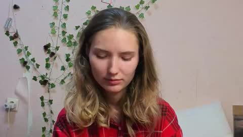 _kikiclark_ online show from March 4, 8:59 pm