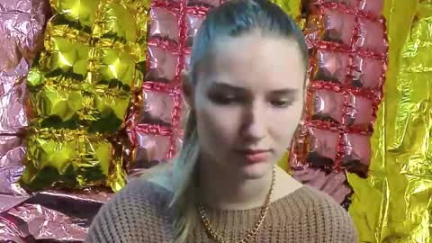 _kikiclark_ online show from March 20, 6:13 pm