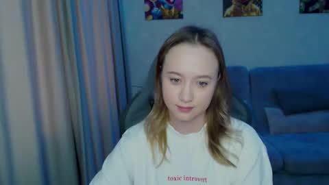 _lalune_ online show from February 13, 1:05 pm