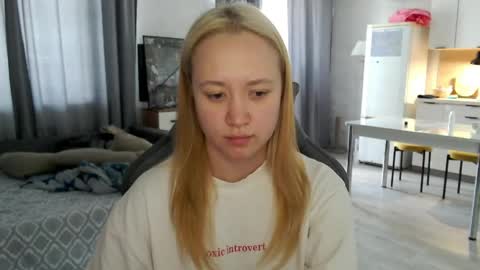 _lalune_ online show from May 26, 8:46 am