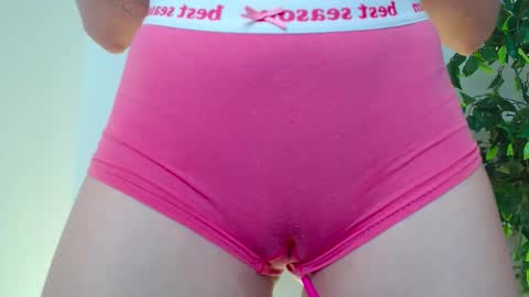 Snapshot of _little_misss chatting on October 7, 9:36 am Mila online show from October 7, 9:36 am