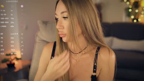 Snapshot of _lovly chatting on October 27, 12:22 pm Melanie online show from October 27, 12:22 pm