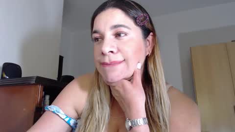 _lunagold_ online show from February 14, 4:20 pm