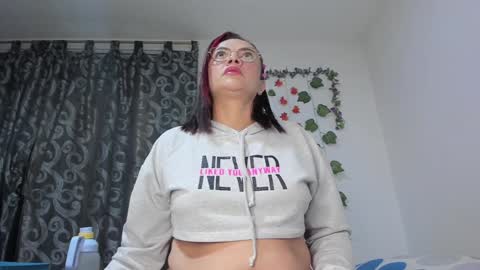 Snapshot of _nicollee chatting on December 9, 10:00 am juliana online show from December 9, 10:00 am