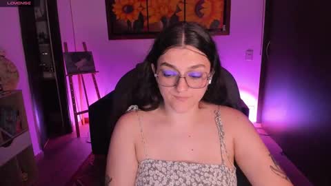 Snapshot of _peach__ chatting on January 21, 2:43 am violeta ig online show from January 21, 2:43 am