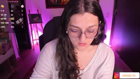 Snapshot of _peach__ chatting on January 28, 2:00 am violeta ig online show from January 28, 2:00 am