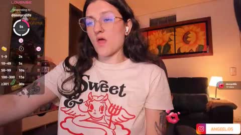 Snapshot of _peach__ chatting on December 11, 4:28 am violeta ig online show from December 11, 4:28 am