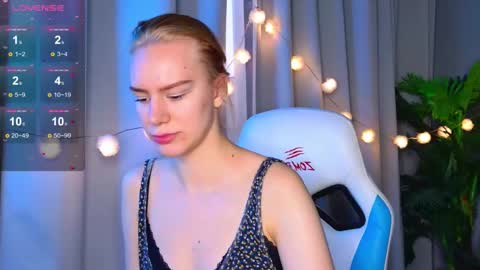 Snapshot of _ramona__ chatting on October 21, 5:55 am im Amy online show from October 21, 5:55 am