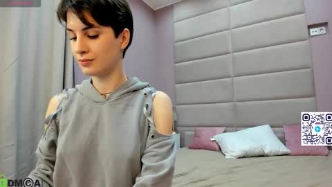 Snapshot of adeline_perle chatting on October 12, 1:52 am Adeline Perle online show from October 12, 1:52 am