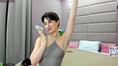 Snapshot of adeline_perle chatting on October 21, 1:31 am Adeline Perle online show from October 21, 1:31 am