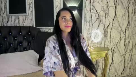 adelinemoretti online show from November 17, 12:50 pm