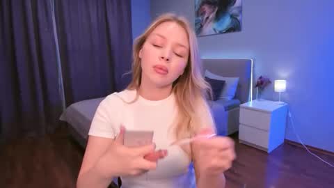 Snapshot of adelllovely chatting on September 15, 12:13 pm adelllovely online show from September 15, 12:13 pm