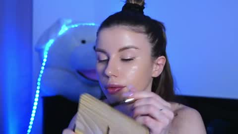 Aelia online show from April 5, 5:34 pm