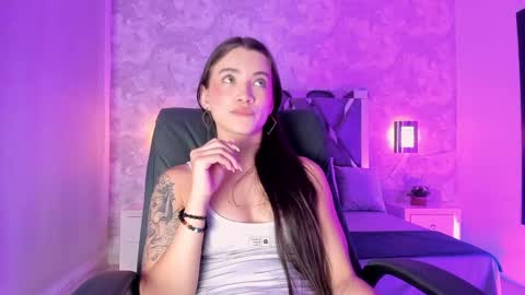 Snapshot of aitana_baker_ chatting on October 9, 4:49 am little aitana online show from October 9, 4:49 am
