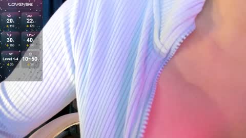 Snapshot of akura_01 chatting on October 14, 9:45 am Akura is here 3 online show from October 14, 9:45 am