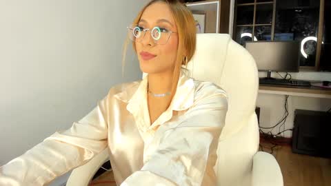 Snapshot of alessialondon chatting on January 6, 4:26 am Alessia online show from January 6, 4:26 am