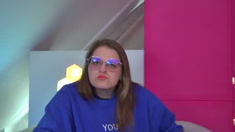 AlexaAvery online show from June 16, 6:25 am