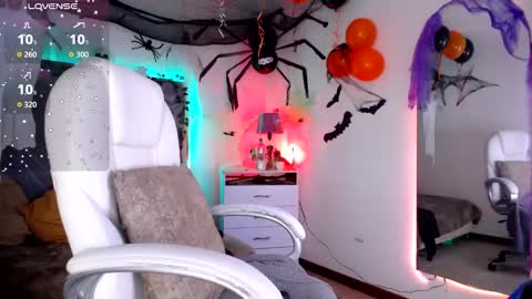 Snapshot of alexamoon__ chatting on October 20, 6:11 pm Alexa Moon online show from October 20, 6:11 pm