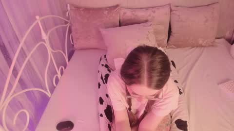 Snapshot of alice_kinky_girl chatting on February 12, 12:58 am Alice online show from February 12, 12:58 am