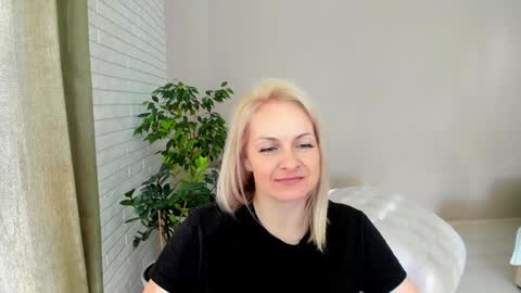 Snapshot of alicee__grace chatting on February 8, 8:42 am Alicee online show from February 8, 8:42 am