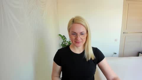 Alicee online show from March 24, 8:20 am