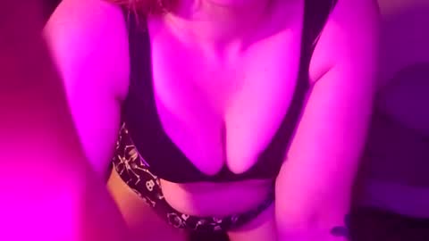 Aliceinwonder6669 online show from November 1, 2:48 am