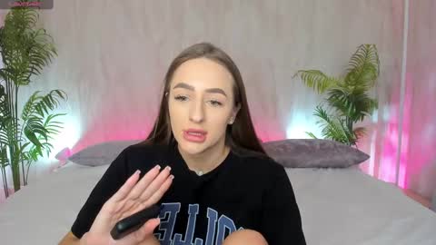 Snapshot of alicia_edwards chatting on February 20, 2:07 am Mia online show from February 20, 2:07 am