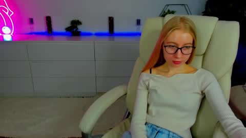 Snapshot of alina__blonde chatting on October 20, 6:27 am Alina online show from October 20, 6:27 am
