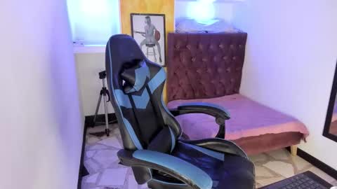 ALISON MOON online show from October 24, 12:01 pm