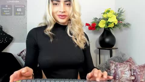 Alisson Domit  online show from October 6, 2:56 pm