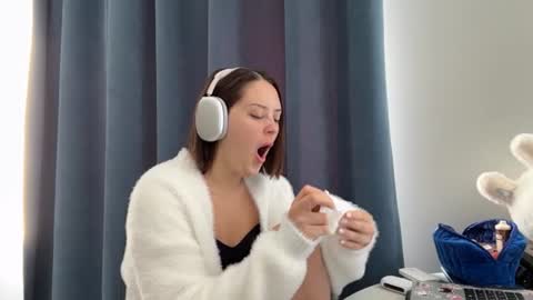 Lara online show from July 22, 8:15 am