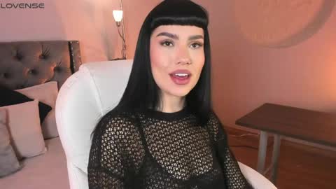 Mia online show from April 9, 1:05 pm