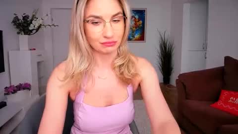 alymiss online show from June 1, 1:02 pm