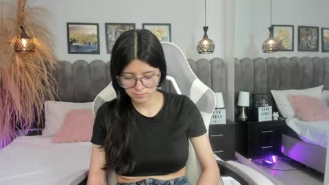 amber__hill_ online show from April 23, 2:41 pm