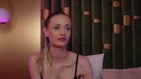 Snapshot of ameliaangell chatting on March 11, 8:42 pm Amelia online show from March 11, 8:42 pm