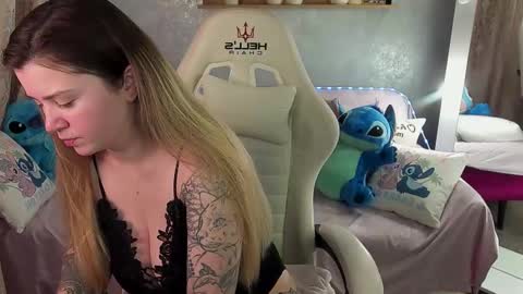 amellymillyy online show from January 16, 2:24 pm