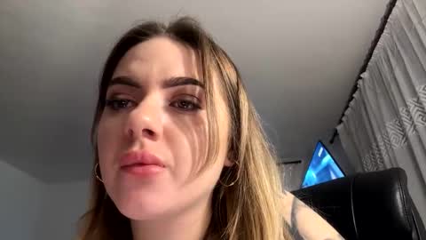 amilishy online show from November 17, 9:04 pm