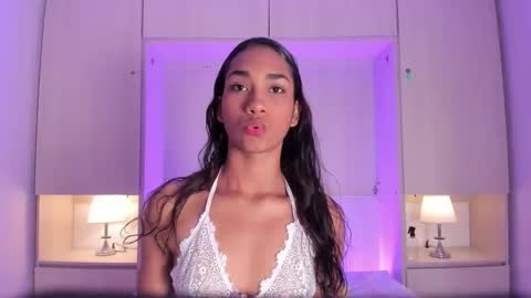 anaacollins_ online show from February 22, 11:33 am