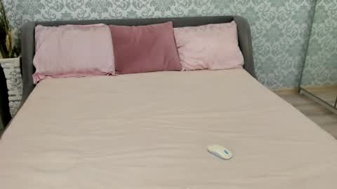   Ana   online show from December 11, 7:53 am