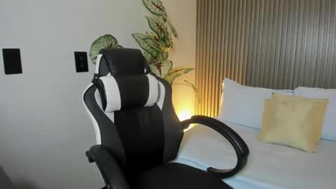 A N A online show from September 18, 1:09 pm