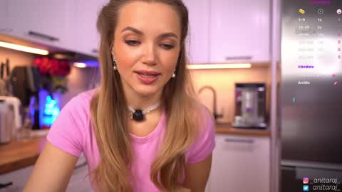 Im Anita thumb up me please its important online show from November 20, 7:04 pm