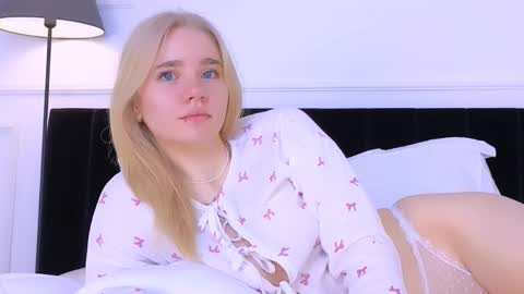 AnnaBelle online show from October 16, 2:47 am